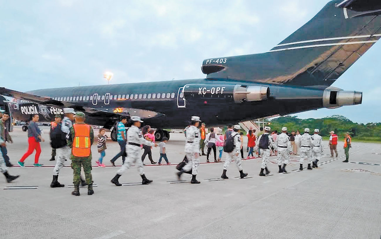 Deportación de un grupo de ciudadanos haitianos desde el aeropuerto de Tabasco. (Notimex)