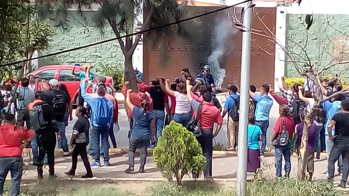La sección 22 interrumpió un evento del movimiento Redes Sociales Progresistas para impedir la llegada de Elba Esther Gordillo. (Óscar Rodríguez)