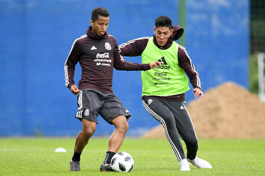 Giovani Dos Santos y Edson Alvarez (Imago7)