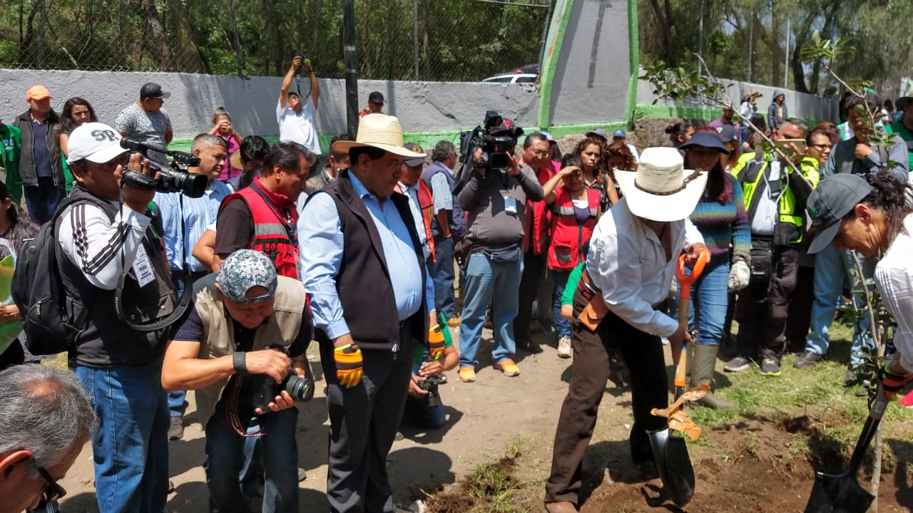 José Carlos Acosta, alcalde de Xochimilco, durante el "Sábado de Tequio" en el Bosque de Nativitas (Alberto Valiente)