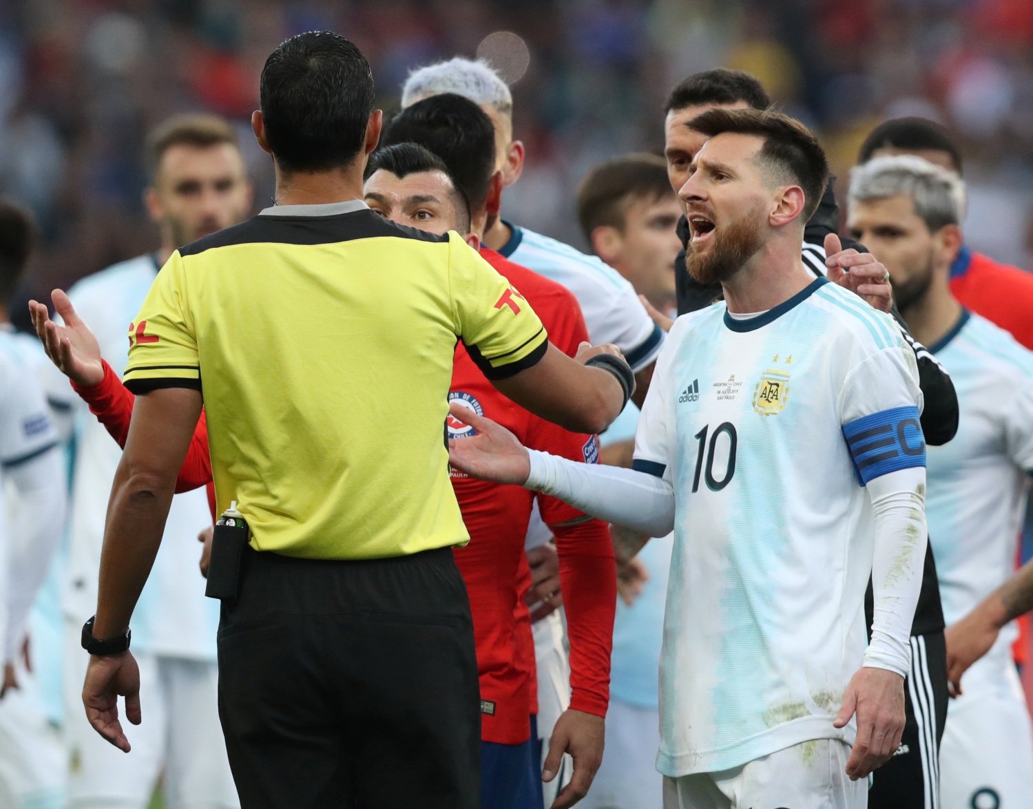 Messi le reclama al árbitro tras haberlo expulsado en el partido de Argentina ante Chile. (Reuters)