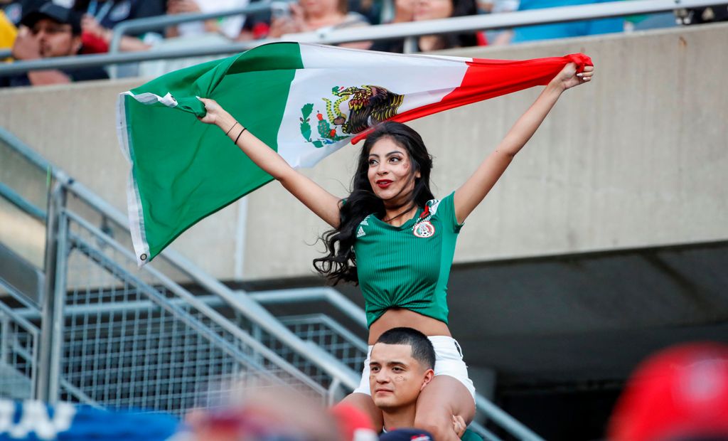 Aficionada de México en el duelo ante EU (AFP)