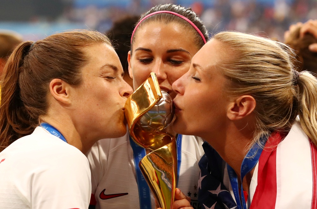Alex Morgan junto con sus compañeras besan la Copa del Mundial de Francia 2019 (Reuters)