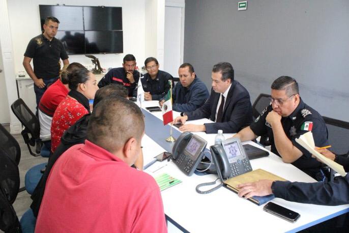 Un grupo de policías federales negocia con el subsecretario de Seguridad, Ricardo Mejía. (Twitter | @RicardoMeb)