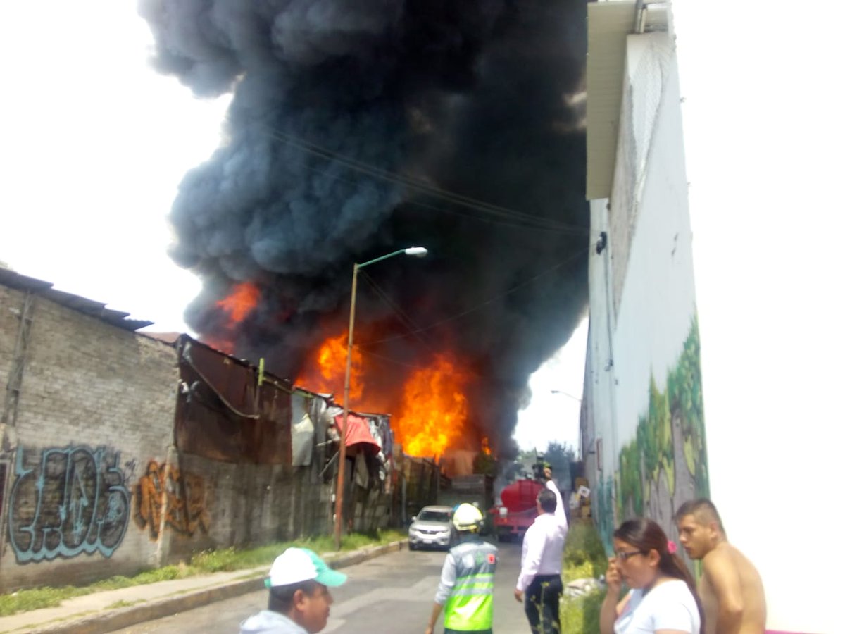 Incendio en negocio del Eje 6 y Cuanala. (Especial)