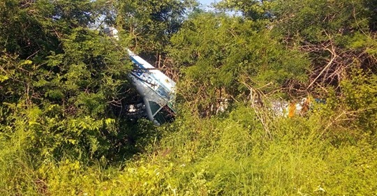 La avioneta se incendió tras impactarse.