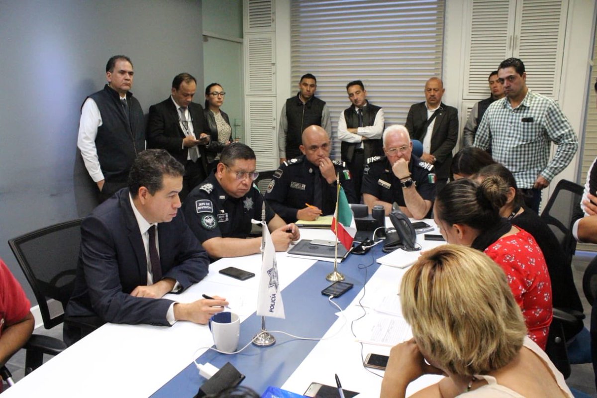 Mesa de negoción entre autoridades y policías federales inconformes (Especial)
