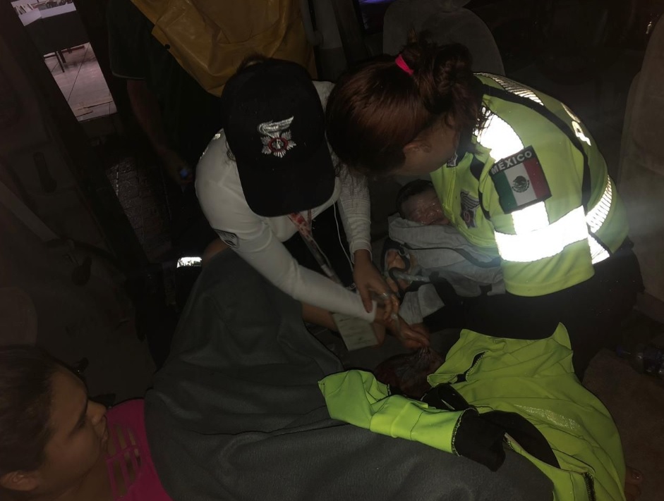 Mujer da a luz en plena lluvia en Guadalajara. (Cortesía)