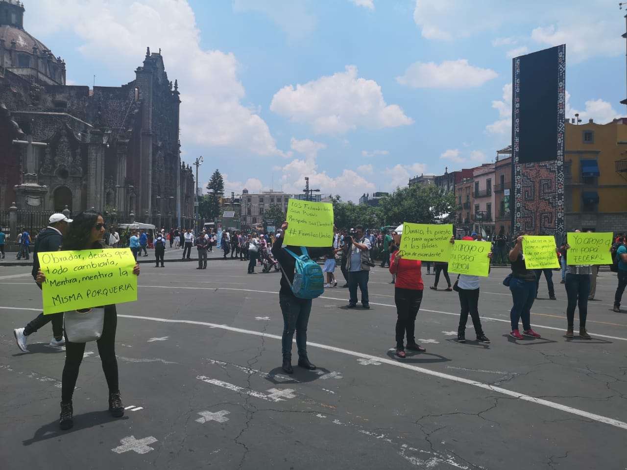 Los policías protestan frente a Palacio Nacional. (César Velázquez)