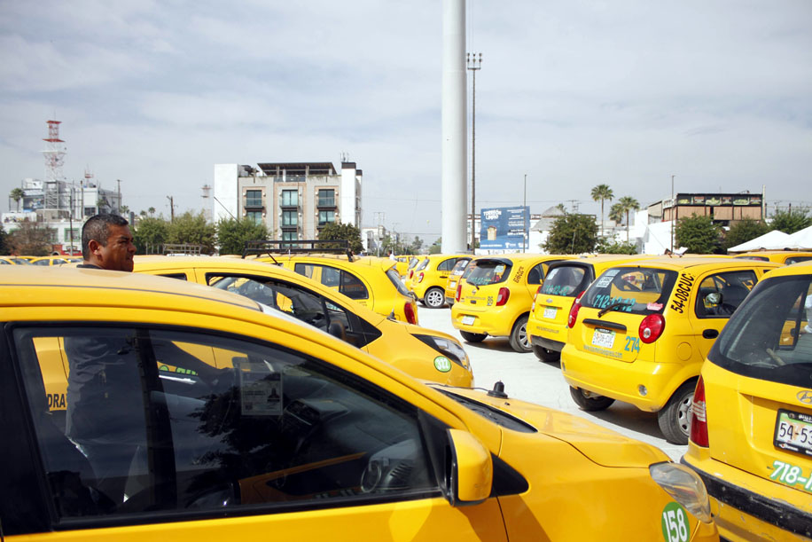 Recientemente los taxistas se manifestaron en la presidencia  de Torreón para exigir regular el servicio. (Rolando Riestra)