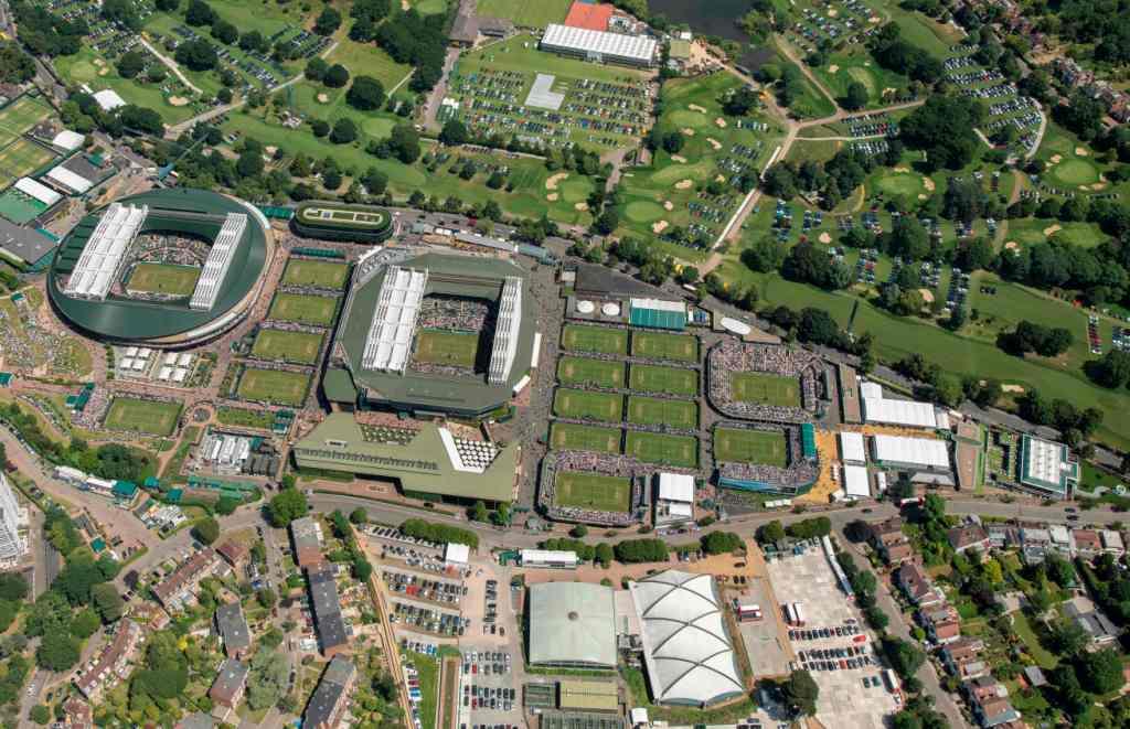 RU. La vista aérea del All England Lawn Tennis and Croquet Club, donde se realiza cada año el torneo de tenis de Wimbledon (AFP)