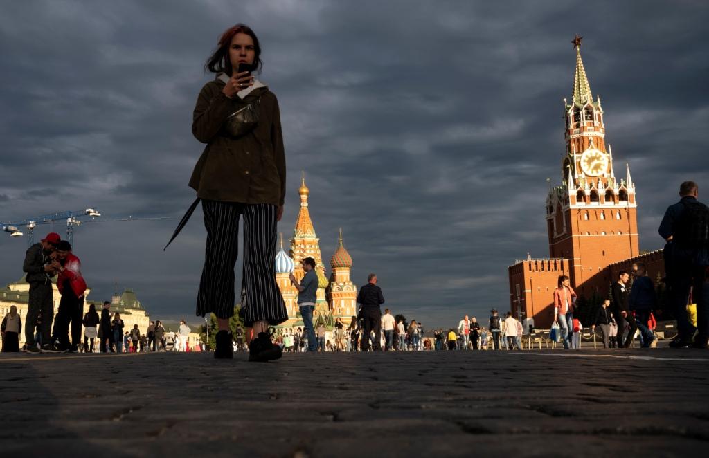 Rusia. La Plaza Roja de Moscú con el Kremlin al fondo entre un clima de sol y tormenta (AP)