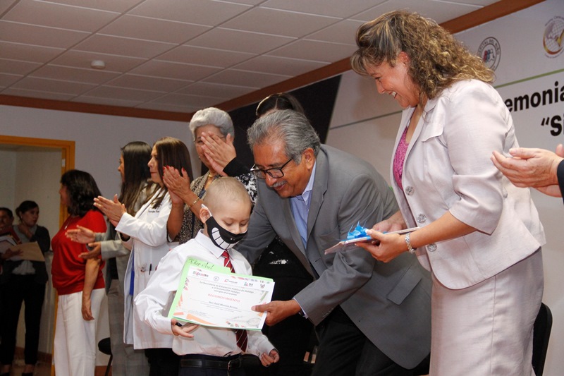 Atilano Rodríguez Pérez, secretario de Educación en Hidalgo entregó reconocimientos a pacientes. (Cortesía)