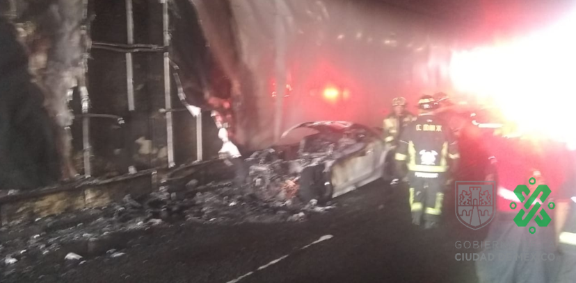 Auto se incendió al bajo puente. (Tomada @OVIALCDMX)