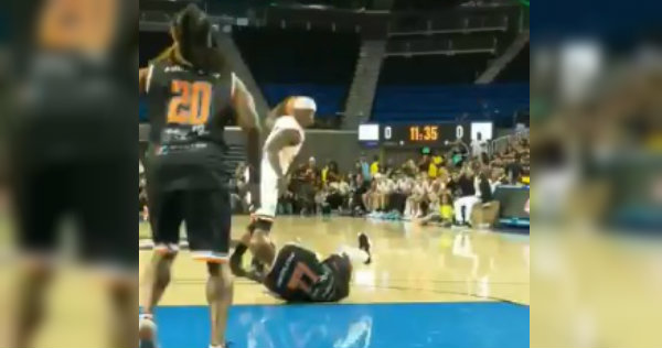 Floyd Mayweather es humillado tras caerse en un juego de basquetbol (Twitter @creativebyrob)