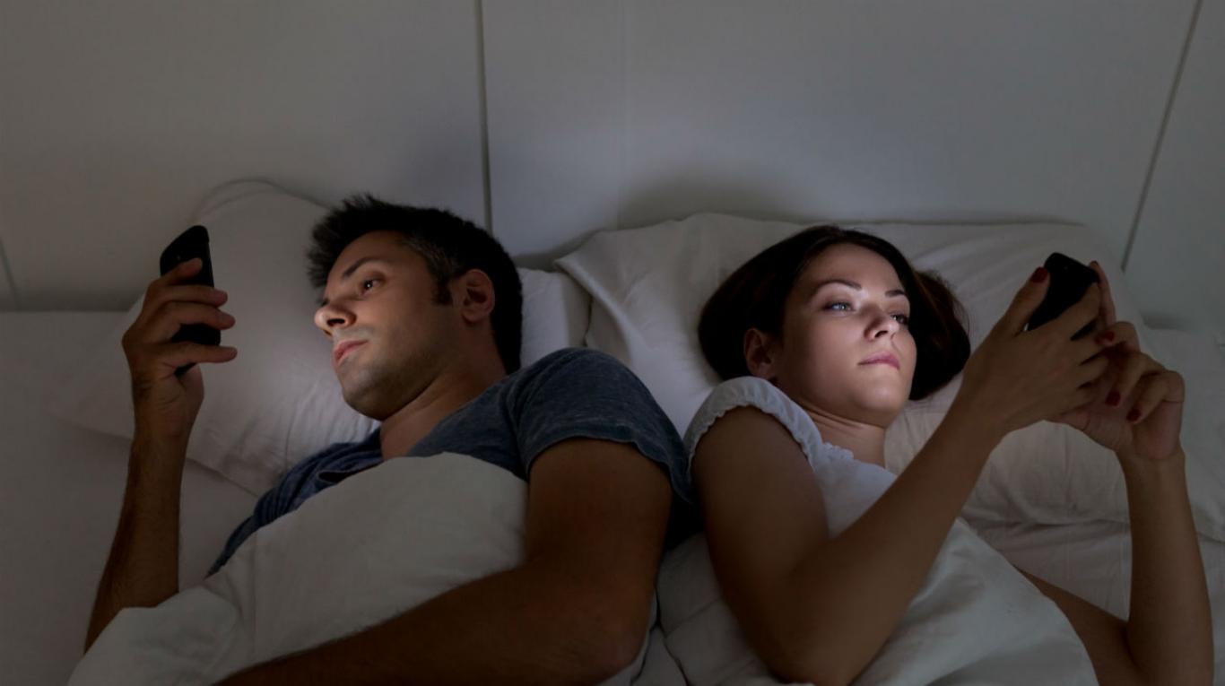 Las gente que constantemente comparte su relación en redes sociales puede tener baja el autoestima. (Shutterstock)