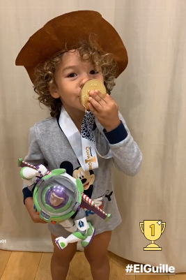 Hijo de Guillermo Ochoa con el Buzz Ligthyear (Instagram: Guillermo Ochoa)