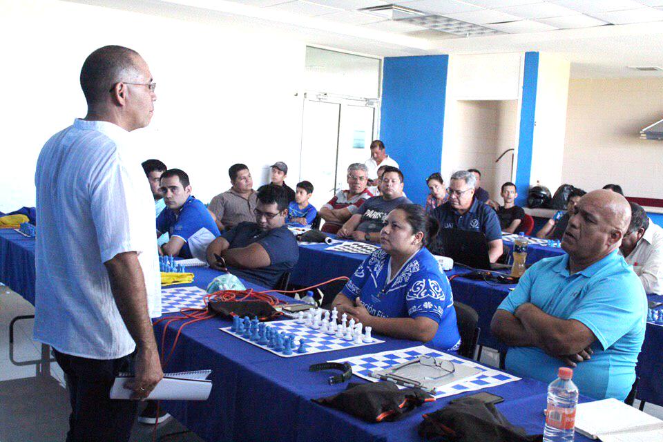 Instructores reciben capacitación.