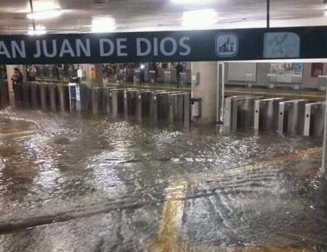 Este lunes se registraron inundaciones en la estación San Juan de Dios. (Especial)