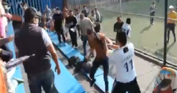 La pelea fue originada por un hombre. /Captura de pantalla del video