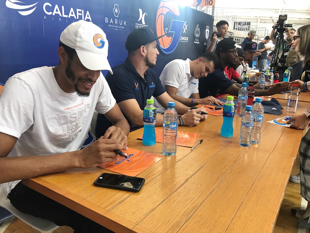 La quinteta jalisciense organizó una firma de autógrafos. (Pablo Nuñéz)
