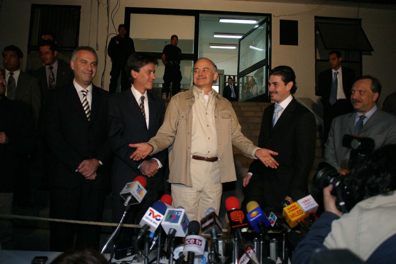 Raúl Salinas de Gortari acompañado por sus abogados, entre ellos Juan Collado. (Cuartoscuro | Archivo)