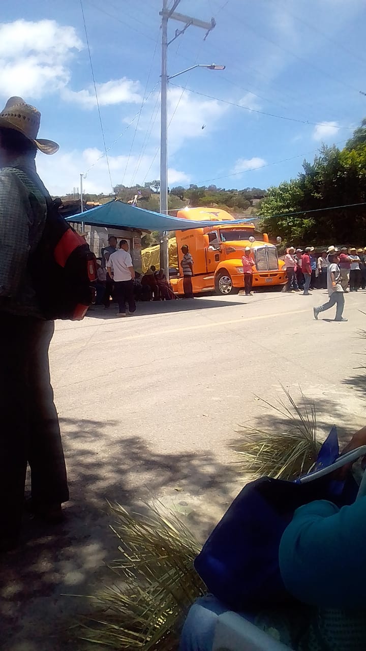 Campesinos retienen tráileres con fertilizantes en carretera Chilpancingo-Tlapa. (Rogelio Agustín)