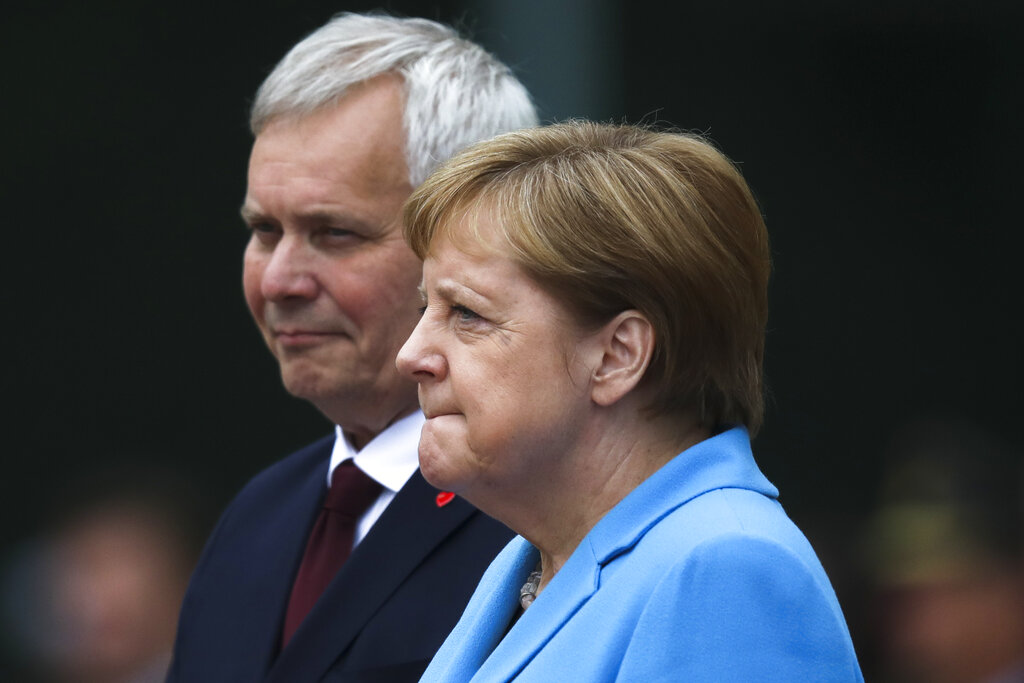 Como la primera vez, Merkel trató de contener los temblores. AP