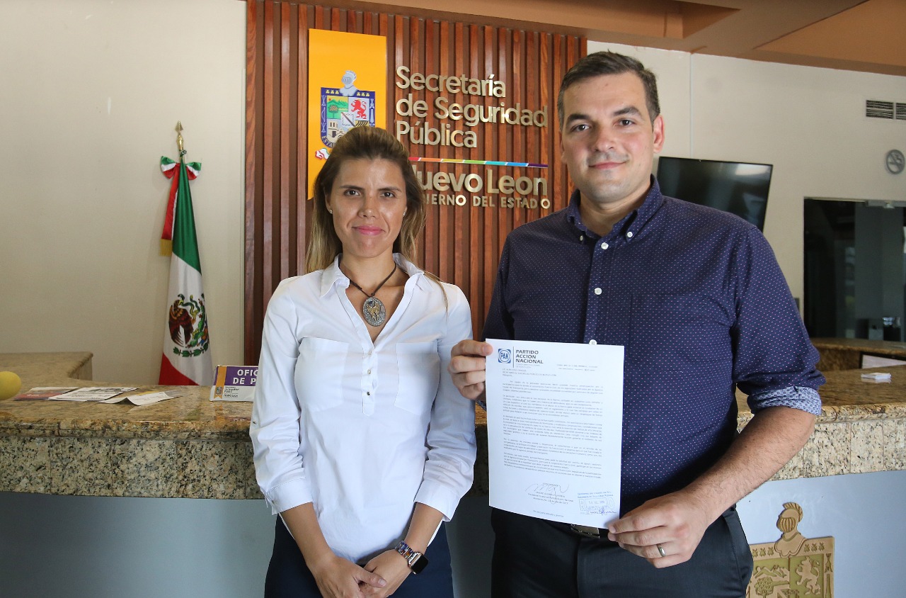 El dirigente Mauro Guerra y la diputada Claudia Caballero solicitaron que la corporación ya no participe decomisos de vehículos. Foto: Leonel Rocha