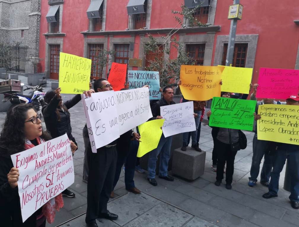 Ex empleados de Notimex protestan frente a Palacio Nacional. | César Velázquez