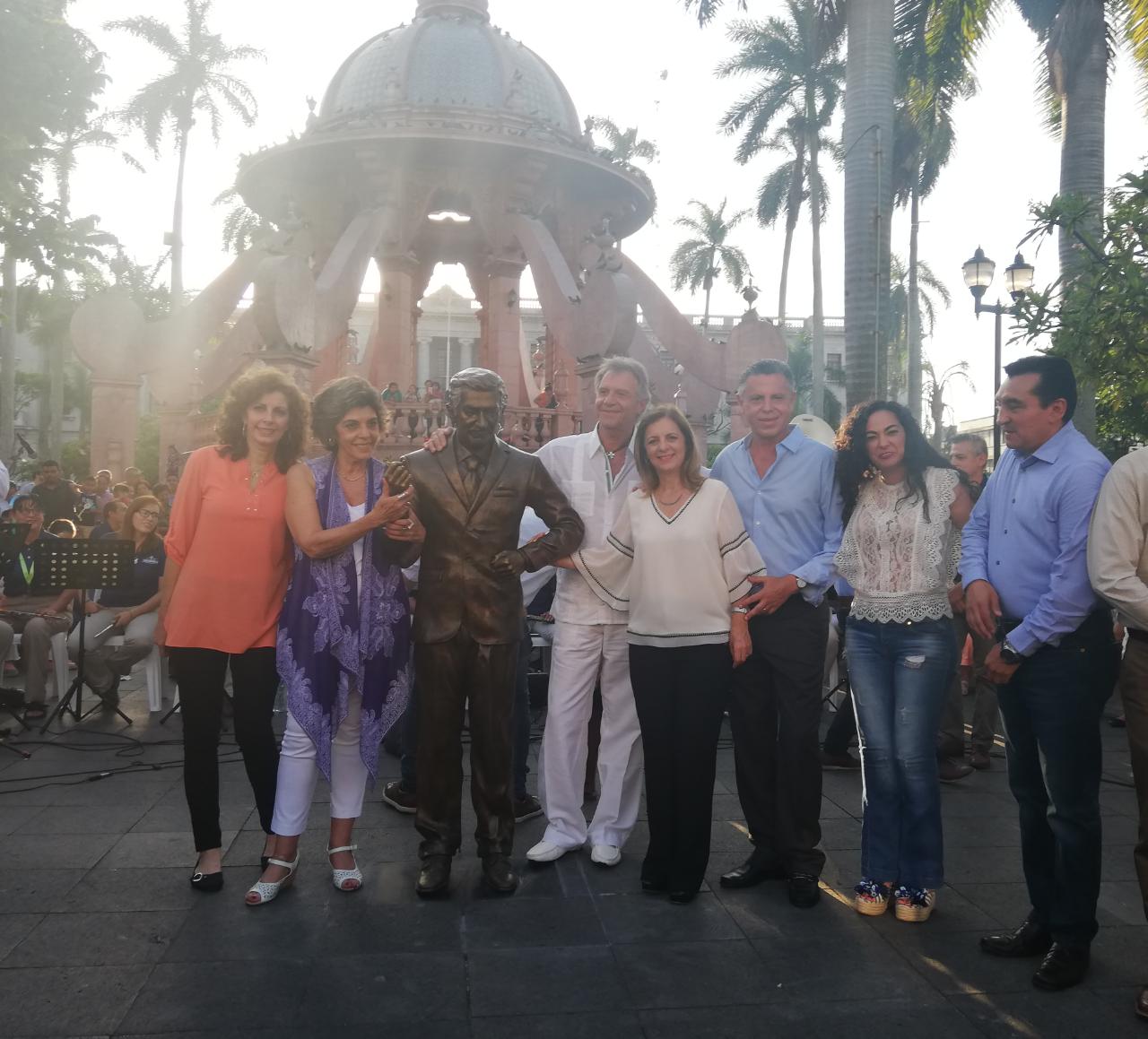 Escultura de Mauricio Garcés en plaza de Armas de Tampico. (José Luis Tapia)