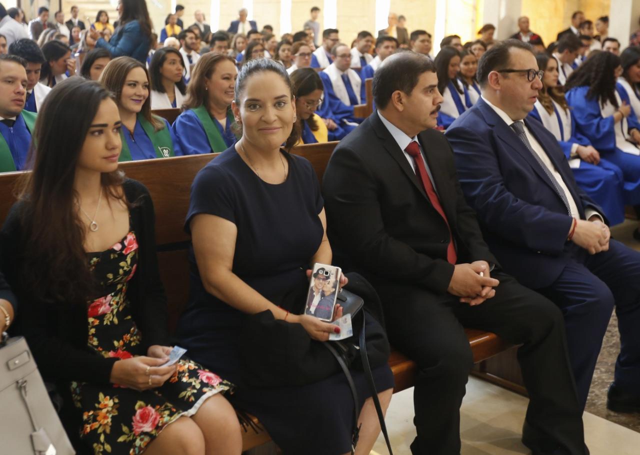 La familia de Norberto Ronquillo recibió el diploma póstumo. (Araceli López)