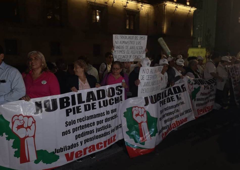 Jubilados y pensionados del IMSS protestan frente a Palacio Nacional. | César Velázquez