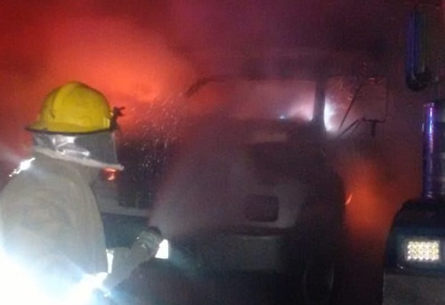 Los bomberos acudieron al sitio. (Especial)