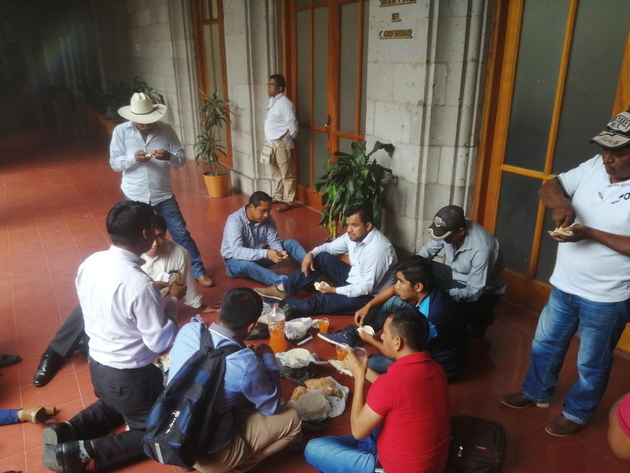 Los manifestantes durmieron y comieron en el recinto. (Isabel Zamudio)