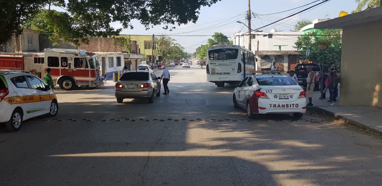 Microbús en Madero se impacta contra poste, luego de perder una llanta (Foto/Noel Vergara)
