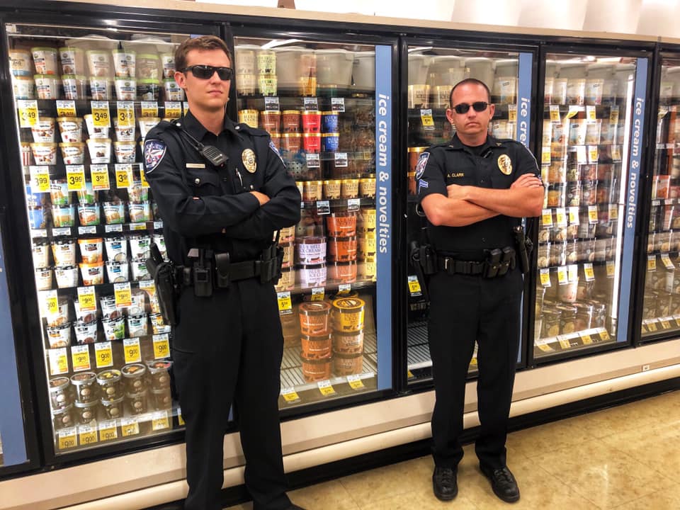Policía de Texas protegiendo el helado (Facebook)
