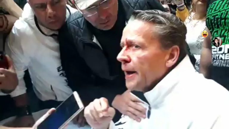 Tras recibir el impacto de la botella, Alfredo Adame terminó con una lesión en la frente.