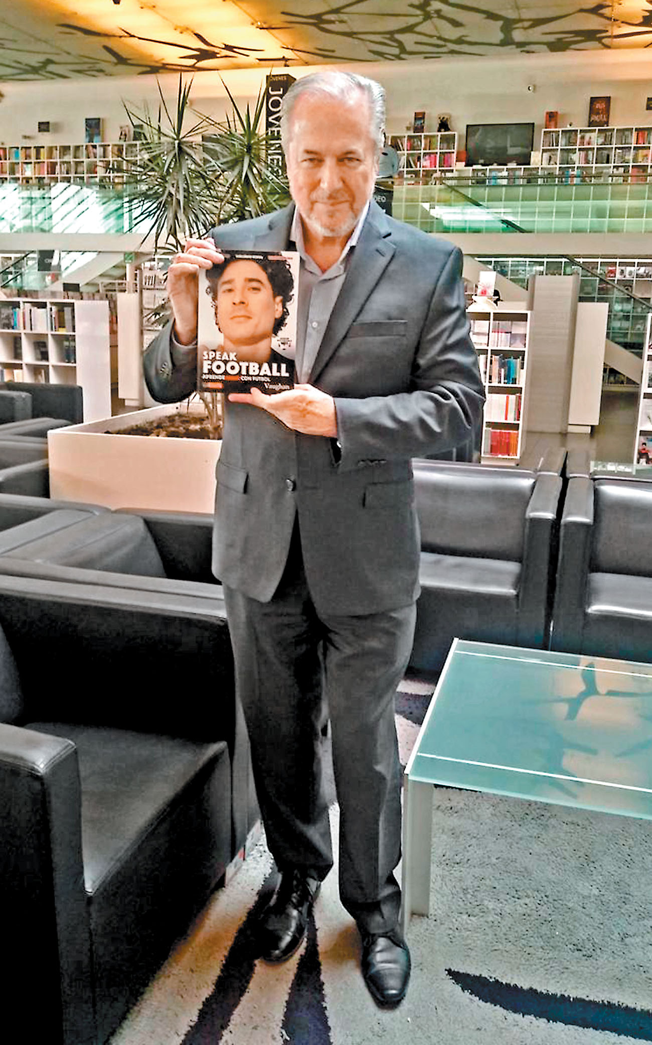 Richard Vaughan con la edición mexicana. (Especial)