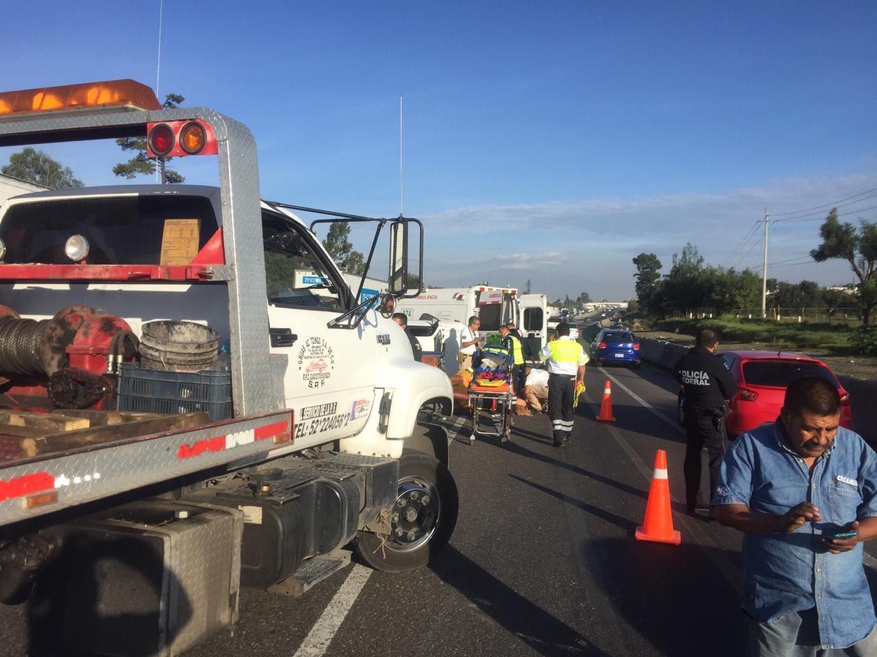 Un sujeto impactó el tráiler que presuntamente robó contra tres vehículos para tratar de huir