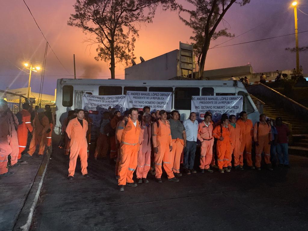 Los trabajadores bloquean la entrada a la refinería de Minatitlán. (Especial)