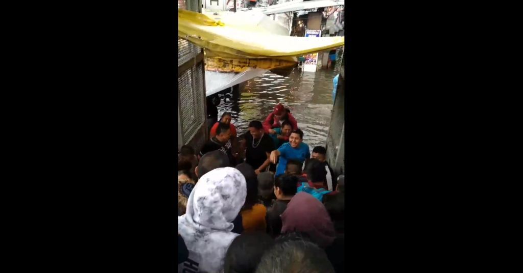 Usuarios terminaron pagando 10 pesos: cinco por la pasada y cinco por la entrada al Metro. (Captura de video)