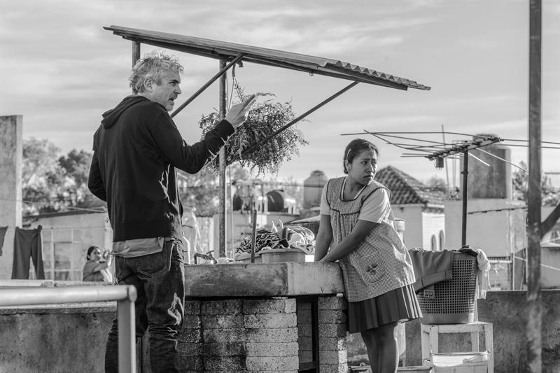 Alfonso Cuarón mientras dirige a la actriz Yalitza Aparicio durante el rodaje de la película 'Roma' (EFE).