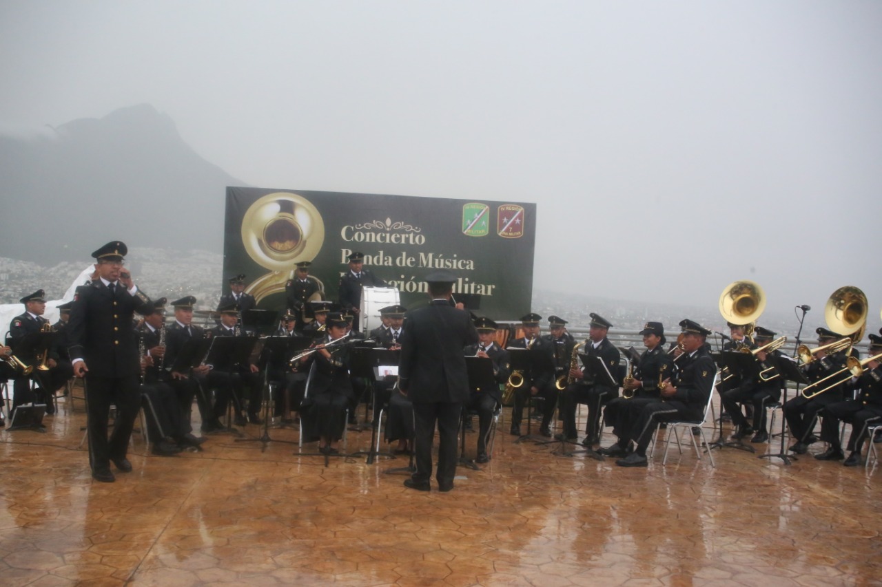 La Banda de Música de la Cuarta Región Militar ofreció un concierto en el Mirador Asta Bandera del cerro del Obispado. Foto: Raúl Palacios