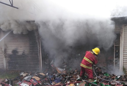 Bomberos llegaron al lugar del suceso. (Especial)