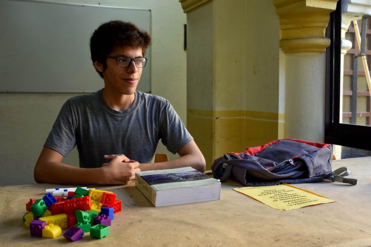 El joven dará clases en la biblioteca municipal.