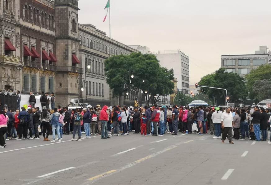 Habitantes de Chimalhuacán bloquean las inmediaciones del Zócalo de CdMx. | César Velázquez