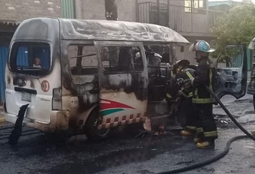 Los bomberos acudieron al sitio. (Osvaldo Muller)