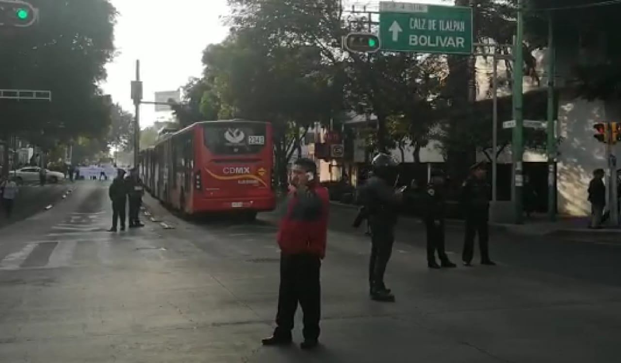 Manifestantes marchan sobre insurgentes