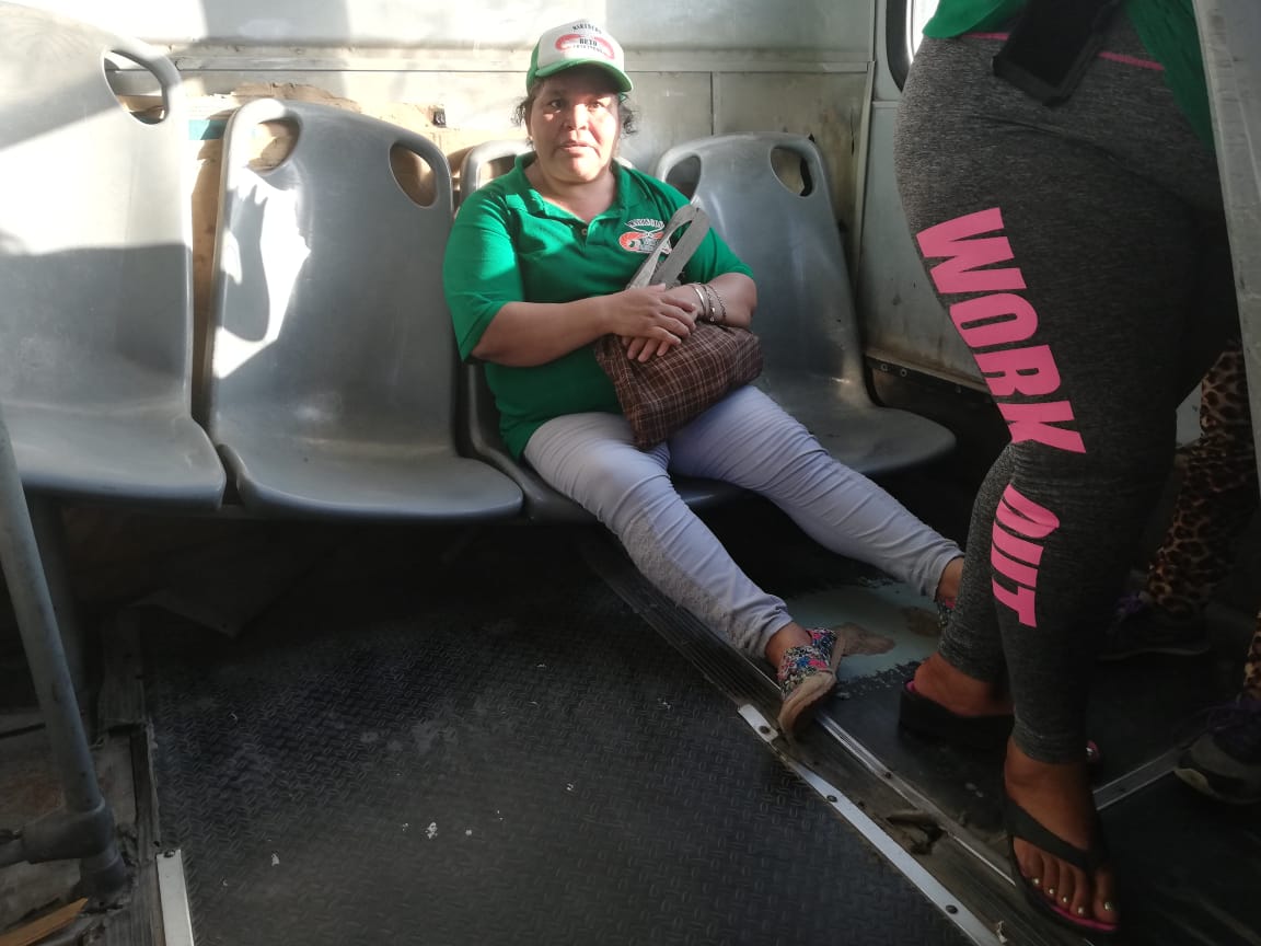 El microbús que estaba en malas condiciones se paso un alto a exceso de velocidad tirando a los pasajeros (Foto/Lucero Reyes)